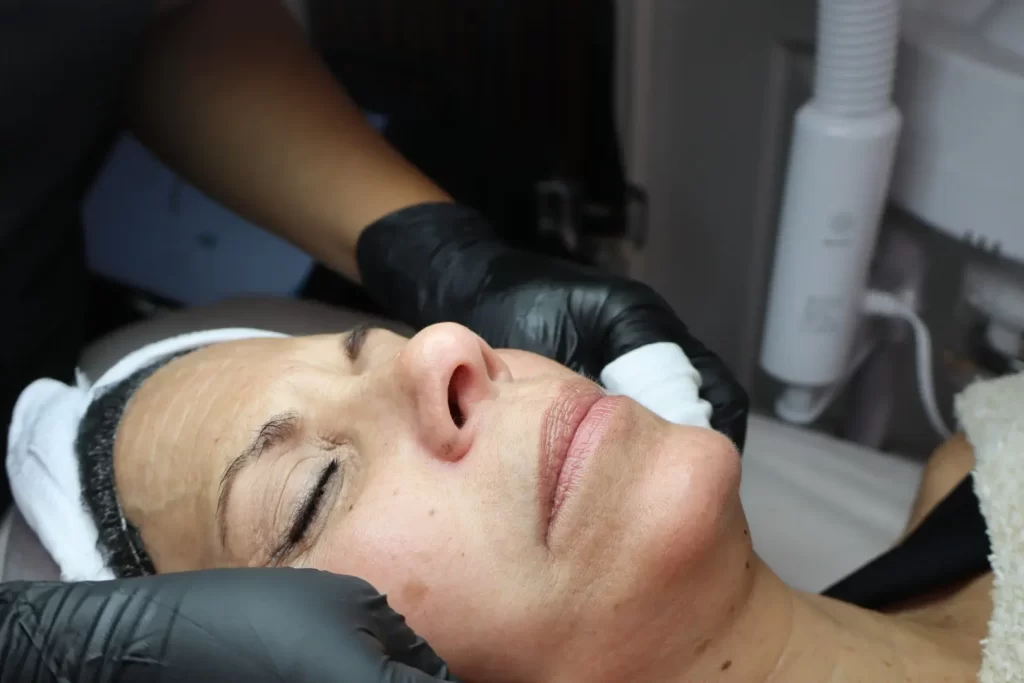 Tratamiento de rejuvenecimiento facial no quirúrgico y cuidado de la piel - Dra. Maghiell Gordon