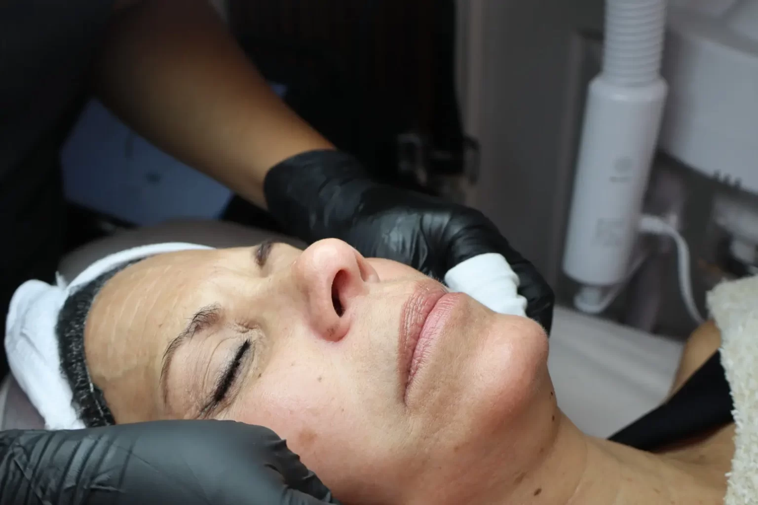 Tratamiento de rejuvenecimiento facial no quirúrgico y cuidado de la piel - Dra. Maghiell Gordon